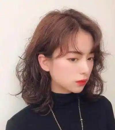 2022短头发烫卷发发型,深受女生喜欢的卷发发型