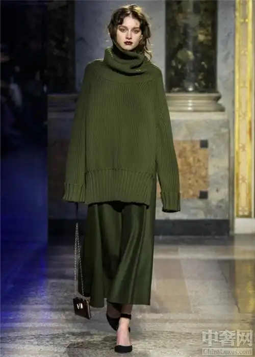 墨绿色针织套装模特们的妆容也是非常的配这一季的女装,性感知性,优雅