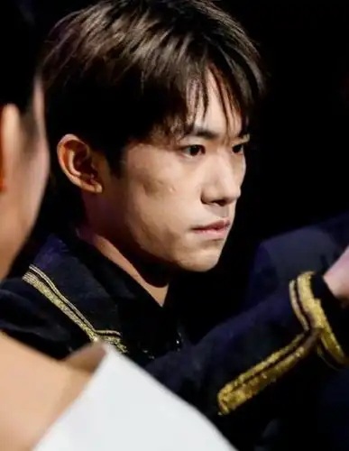 易烊千玺被粉丝脱粉回踩,放出大量生图,颜值彻底崩塌身高造假?