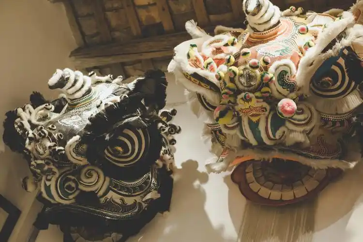 中国人每逢重大喜庆节日都会舞狮醒狮头摆着也是一件艺术品