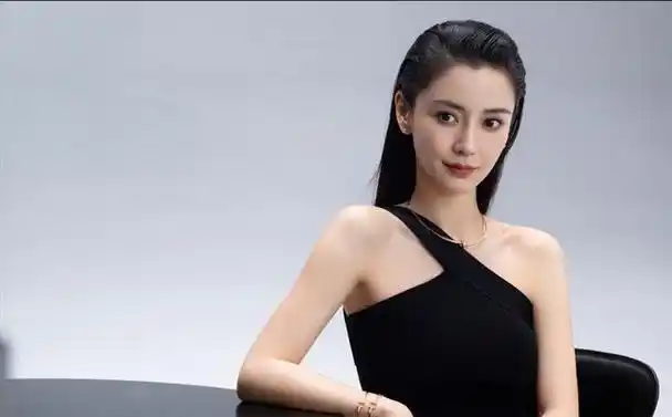 黄晓明杨颖合体带娃游迪士尼,俩人全程相敬如宾,结束后各自离开