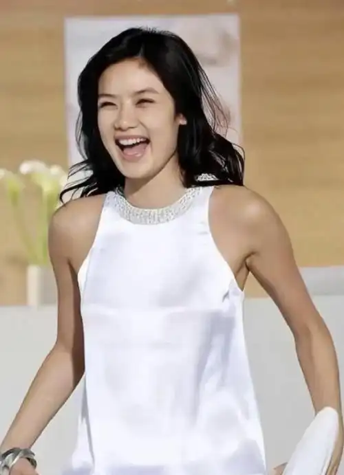 丰腴有致,香港最纯欲的水蜜桃女孩,她凭什么一直美丽|嫩模|昆凌|方媛