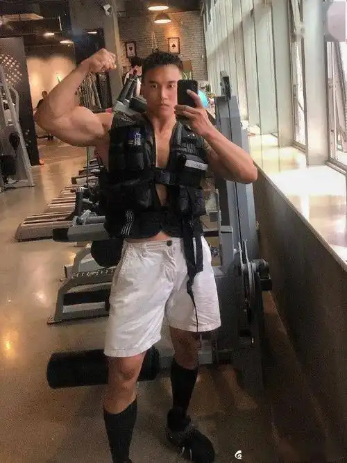 国产最帅肌肉奶爸硬照被爆逆天围度让网友们不淡定了