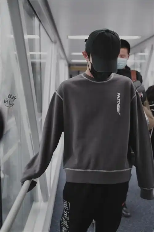 易烊千玺成都出发饭拍,再次把小手藏进袖口过于可爱|tfboys|卫衣|棒球