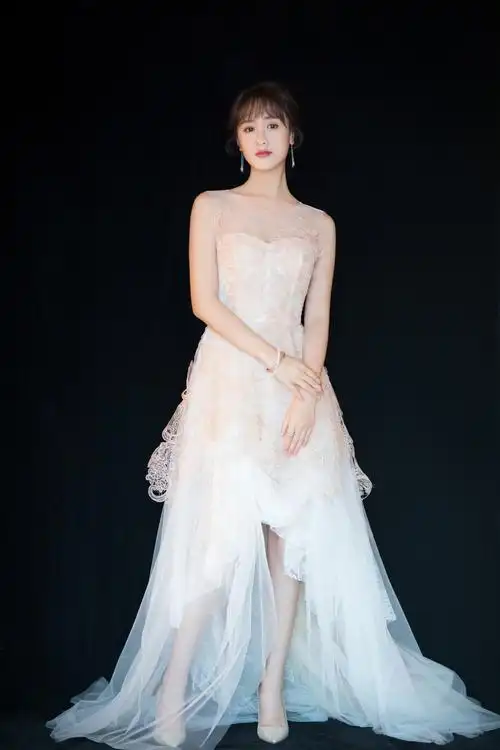 袁冰妍礼服照曝光 白纱长裙温婉可人