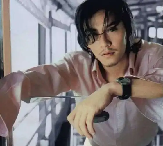 张震:男人至死是少年