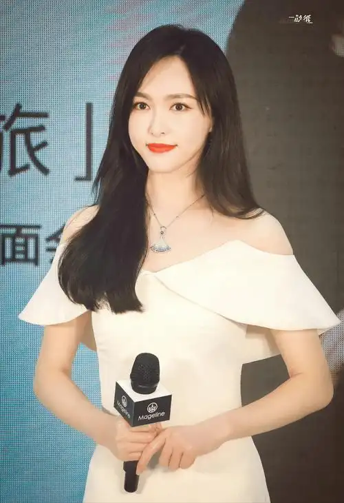 唐嫣参加活动状态好,穿白色礼服秀直角肩,端庄优雅脸颊现婴儿肥