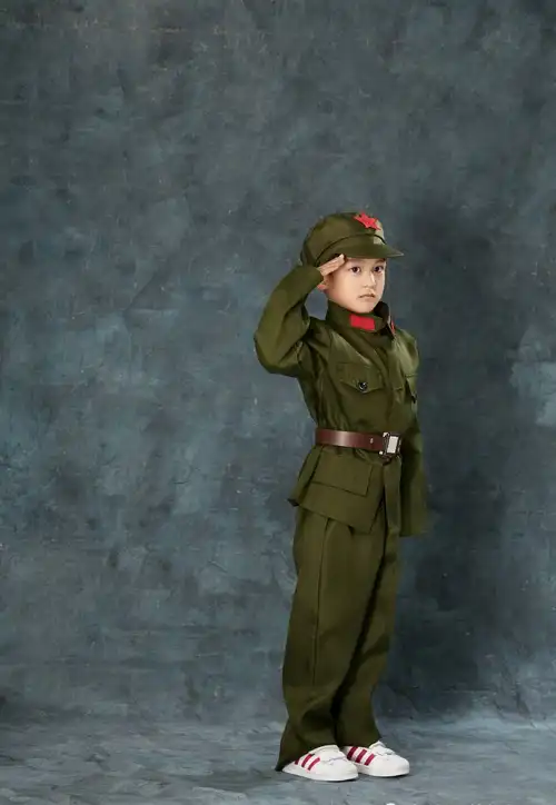 田亮一家穿军装行军礼致敬中国军人小亮仔偷瞄姐姐动作超可爱