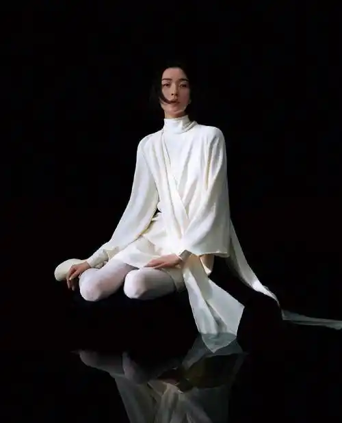 超模杜鹃拍时尚大片,黑白造型释放优雅气质,大露背一点也不俗_自带