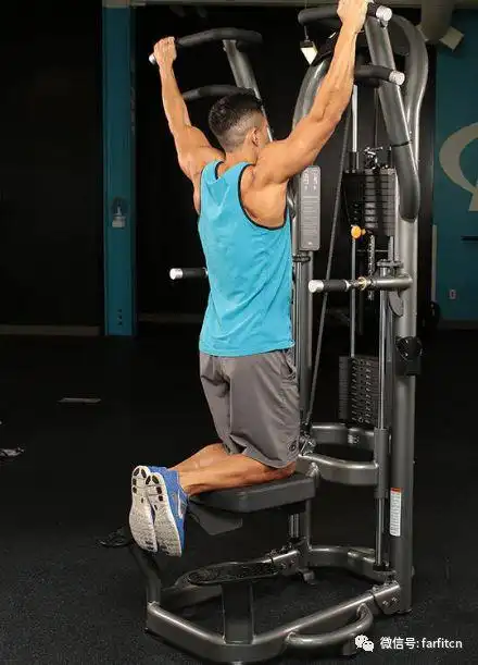 在下拉过程中,当背阔肌即将感觉到疲劳时,你的斜方肌会想方设法参与到