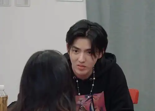 赵今麦与吴亦凡四目相对,看到她害羞的小表情,网友:太可爱了!