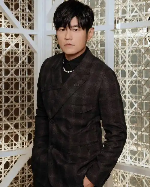收图!周杰伦迪奥最新高清帅照
