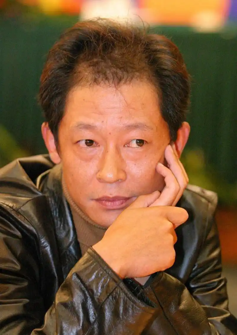 王志文在《天道》里说:"从心理学角度分析,越是头脑简单的人越需要