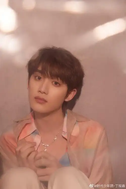 丁程鑫粉蓝渐变衬衫造型#丁程鑫最新随拍九宫格~帅气十足的丁哥,氛围