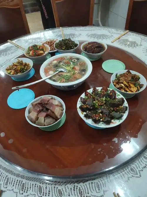 满桌菜,色香味俱全,这么丰盛的午餐,真要诱人垂涎三尺!