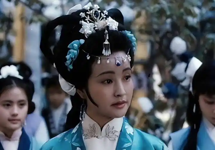 同样是扮演王熙凤,把邓婕和刘晓庆放在一起,差别一目了然_红楼梦_人物