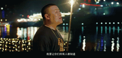 只是,当看到漫天大雪里猪头撑着伞,午夜街头猪头狂奔追着车