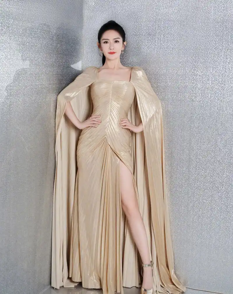 谢娜穿礼服搭配高马尾,精致性感,又美又飒,高级感十足!