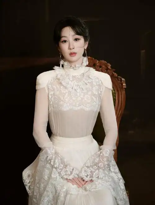 杨紫白色高定裙##杨紫出发白玉兰奖红毯