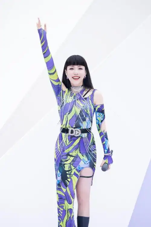 蛰伏三年转变曲风发新歌吴莫愁音乐如微光带我走出低谷