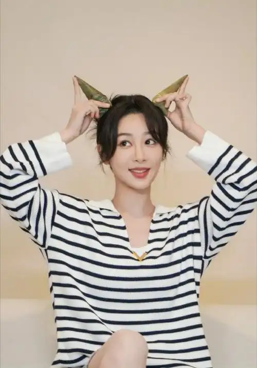 杨紫端午拍立得#|#杨紫端午放饭#    杨紫端午拍立得96  提灯照好