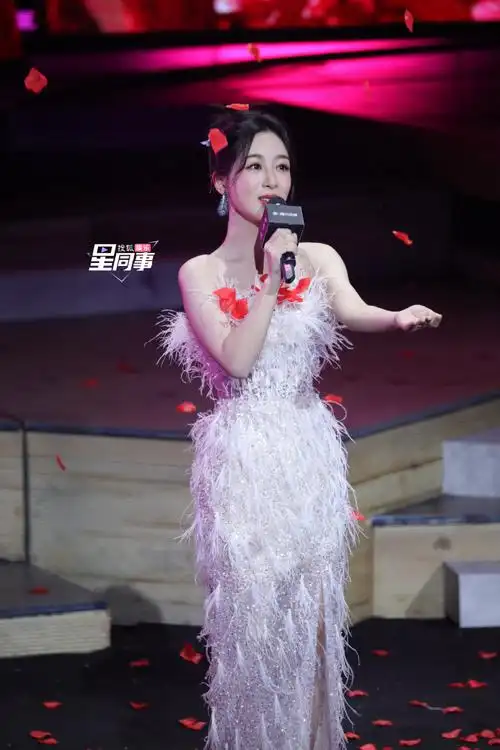 杨紫长相思演唱会哭了##杨紫流光羽毛裙##杨紫逆应援##扶杨紫的小姐