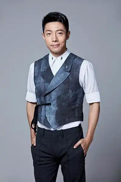 撒贝宁夫妇带混血龙凤胎逛街,李白长腿抢镜,孩子头发成亮点