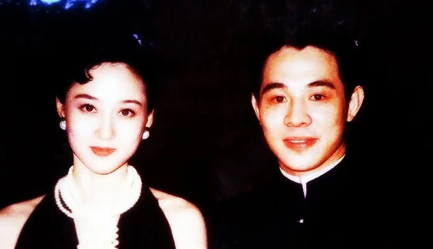 图为"赌王"何鸿燊与利智共舞.利智当时风度翩翩,魅力四射.