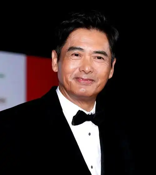 周润发夫妇高调亮相韩国红毯!64岁妻子穿芭比粉扮嫩,长相太精明