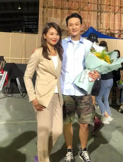 刘涛在街头拍戏被围观腿型弯曲走路太不好看而且她身材并不瘦