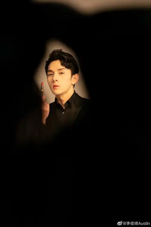 "魔鬼"李佳琦身着黑色西装 时尚感十足!