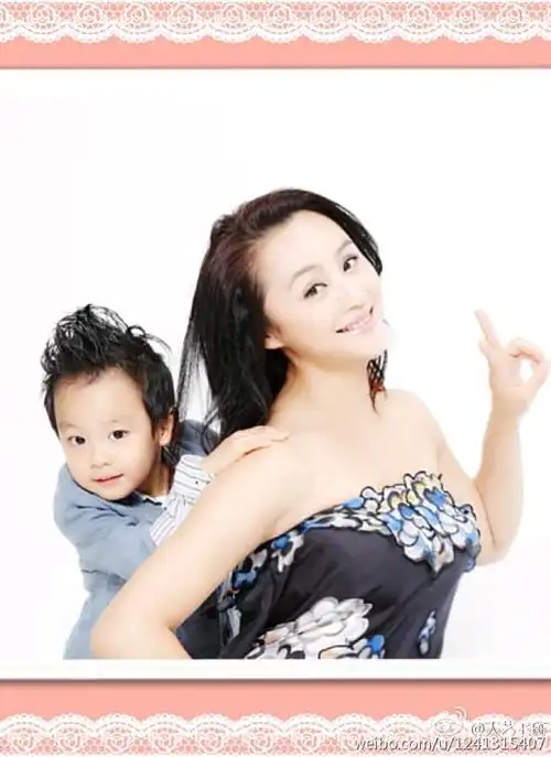 曹颖夫妇庆祝儿子四岁生日晒温馨全家福