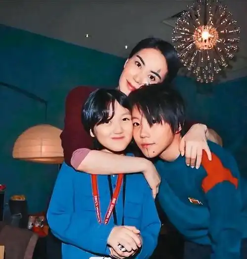 她也和周迅,周冬雨,水原希子等成为了闺蜜.