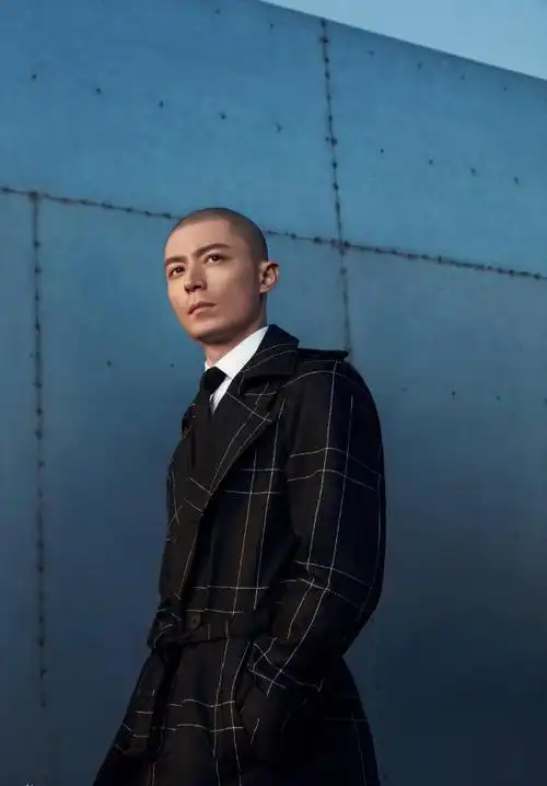 霍建华再爆光头大片 酷感十足