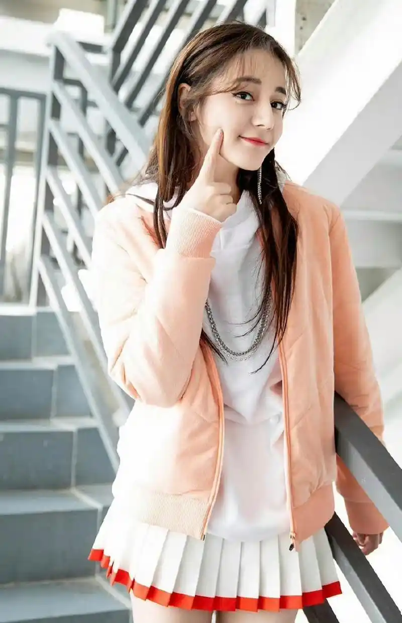 明星# #迪丽热巴#  热巴白色卫衣搭配百褶裙,清新时尚靓丽迷人.