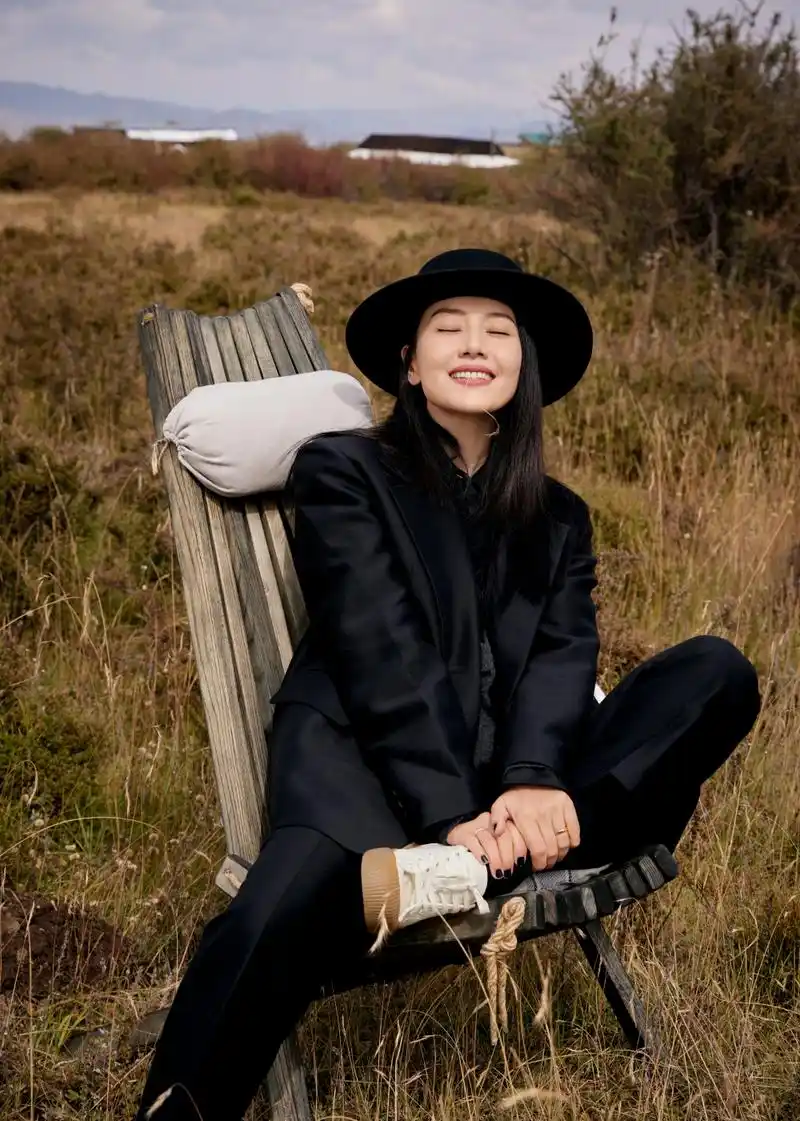 西部女绅士的草原秀场:高圆圆黑西装白内搭展现东方之美