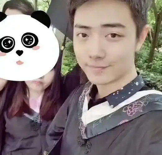 近日,一组肖战大学时期的旧照在社交平台上流传,照片中的肖战青涩而