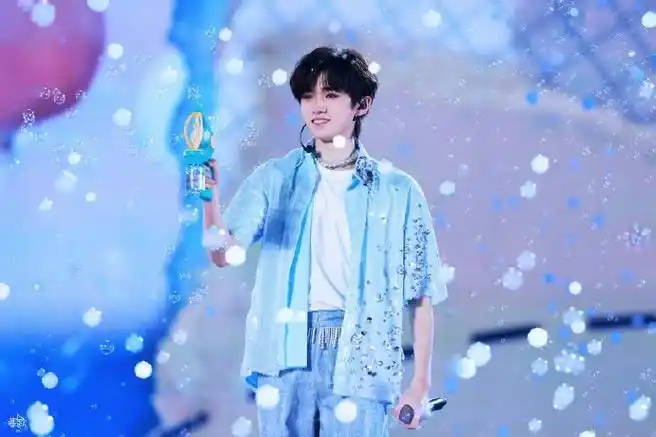 宋亚轩舞台饭拍##宋亚轩蓝色烟熏妆