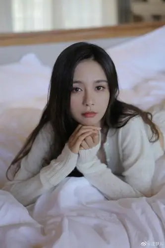 沈梦辰穿米色针织衫微露精致锁骨长发披肩甜笑气质温柔