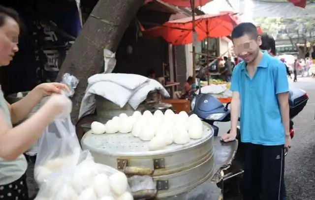 小孩买馒头没带钱摊位老板打他一耳光隔天小孩买下整个摊位