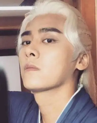 李易峰新剧镜双城将播古装造型帅气逼人白发造型被吐槽