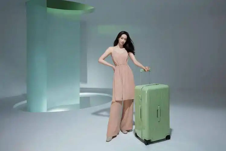 rimowa中国区品牌大使宋茜活力演绎essential系列全新配色香芒橙和
