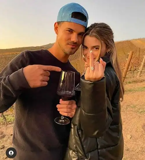 中狼人的饰演者泰勒·洛特纳(taylor lautner )发布了他与未婚妻