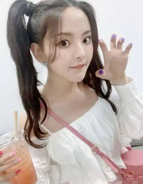 火箭少女101成员孟美岐,吴宣仪,杨超越三人都开始朝着演员的路线上面