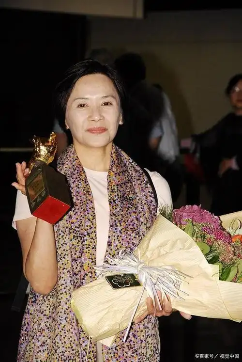 近日,一段沈丹萍与好友在农村采摘樱桃,吃农家大锅饭的视频引发了网友