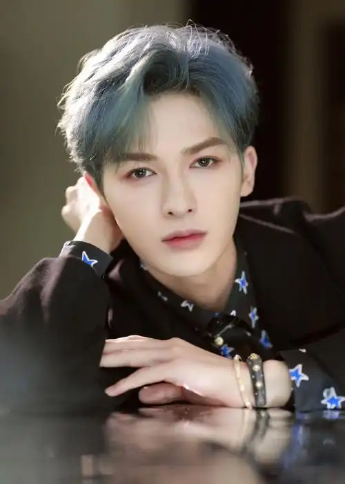 朱正廷撕漫男蓝发帅气图片写真