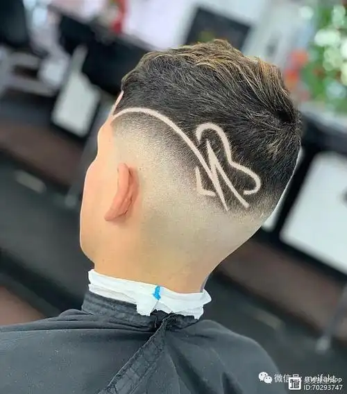 梳露额偏分剃两边短发的男生,利用电推子在侧边板寸短发上雕刻图案,让