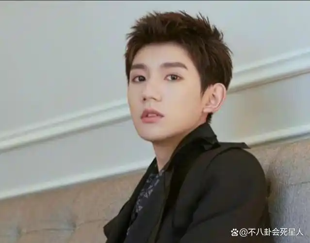 抽烟并不犯法,但王源对外的人设是"单纯男孩",跟私下熟练吞云吐雾的他