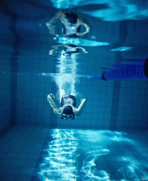 夏天玩水游泳池照片怎么拍好看?7个摄影技巧,水里拍照姿势大全