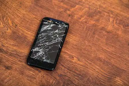 坏了的手机屏幕特写照片